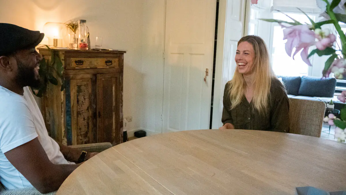 Anneke in gesprek aan tafel met een coachee